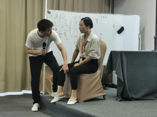 紅杏林中醫(yī)親手教學(xué)員找穴位