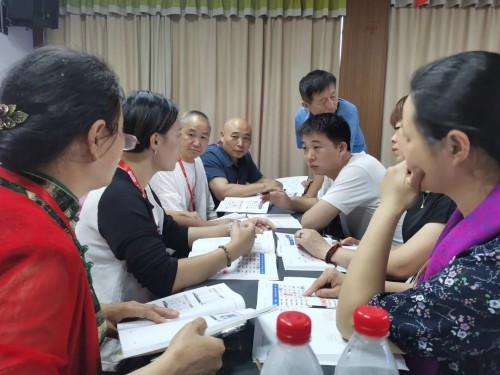 張老師為學(xué)員們補習(xí)