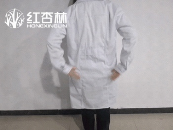 掌心對(duì)準(zhǔn)背部腎俞穴處進(jìn)行摩搓