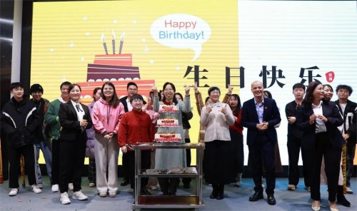 長沙紅杏林老師和學(xué)員合影